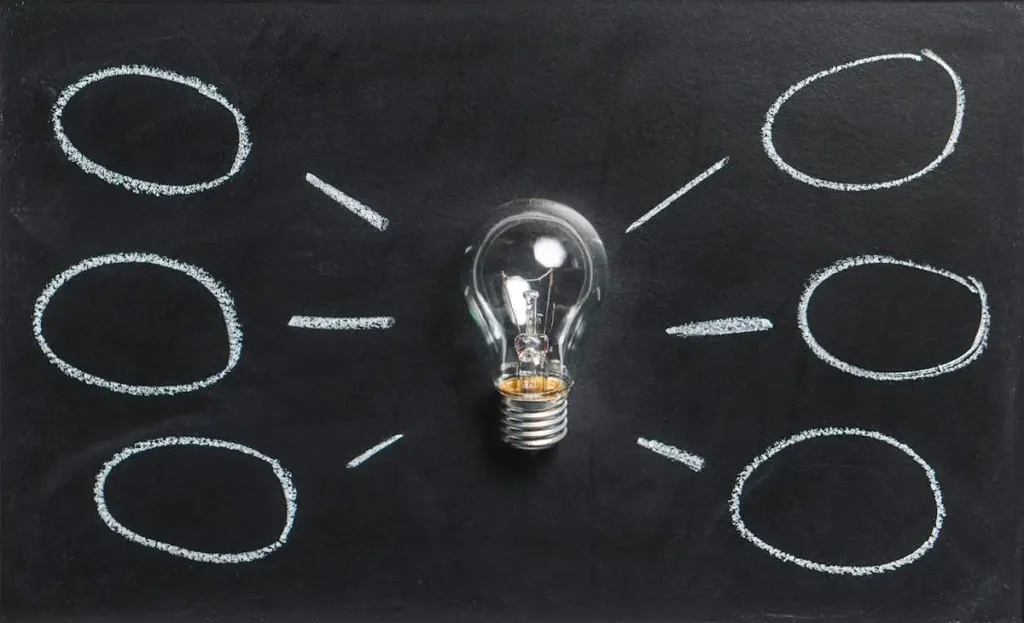Ilustrasi bola lampu di papan tulis sebagai simbol menemukan solusi dan ide
