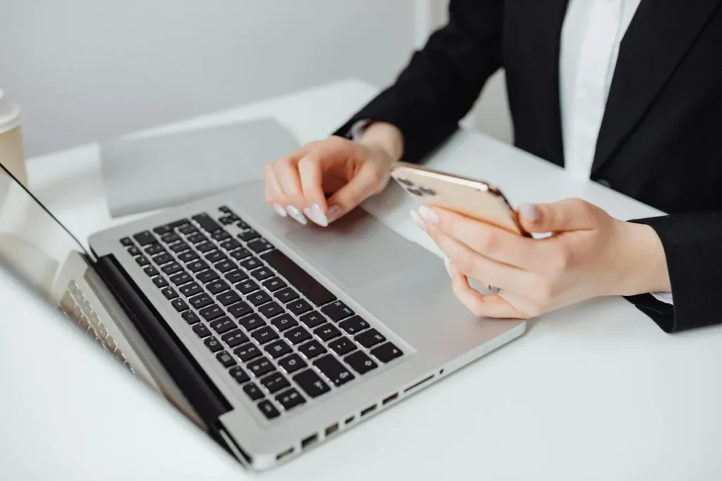 Profesional bisnis menggunakan laptop dan smartphone untuk menjalankan kampanye direct advertising